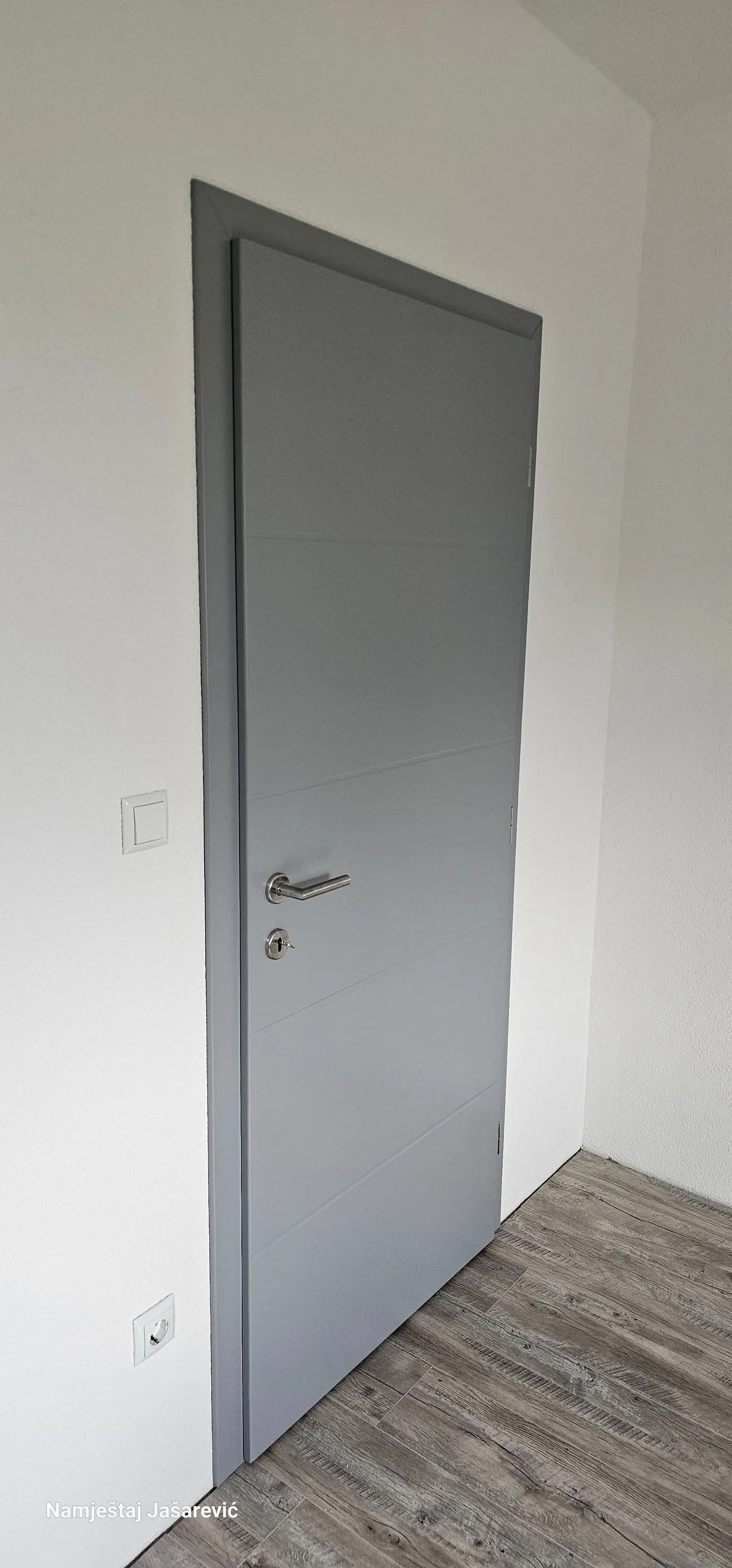 Luna — vrata